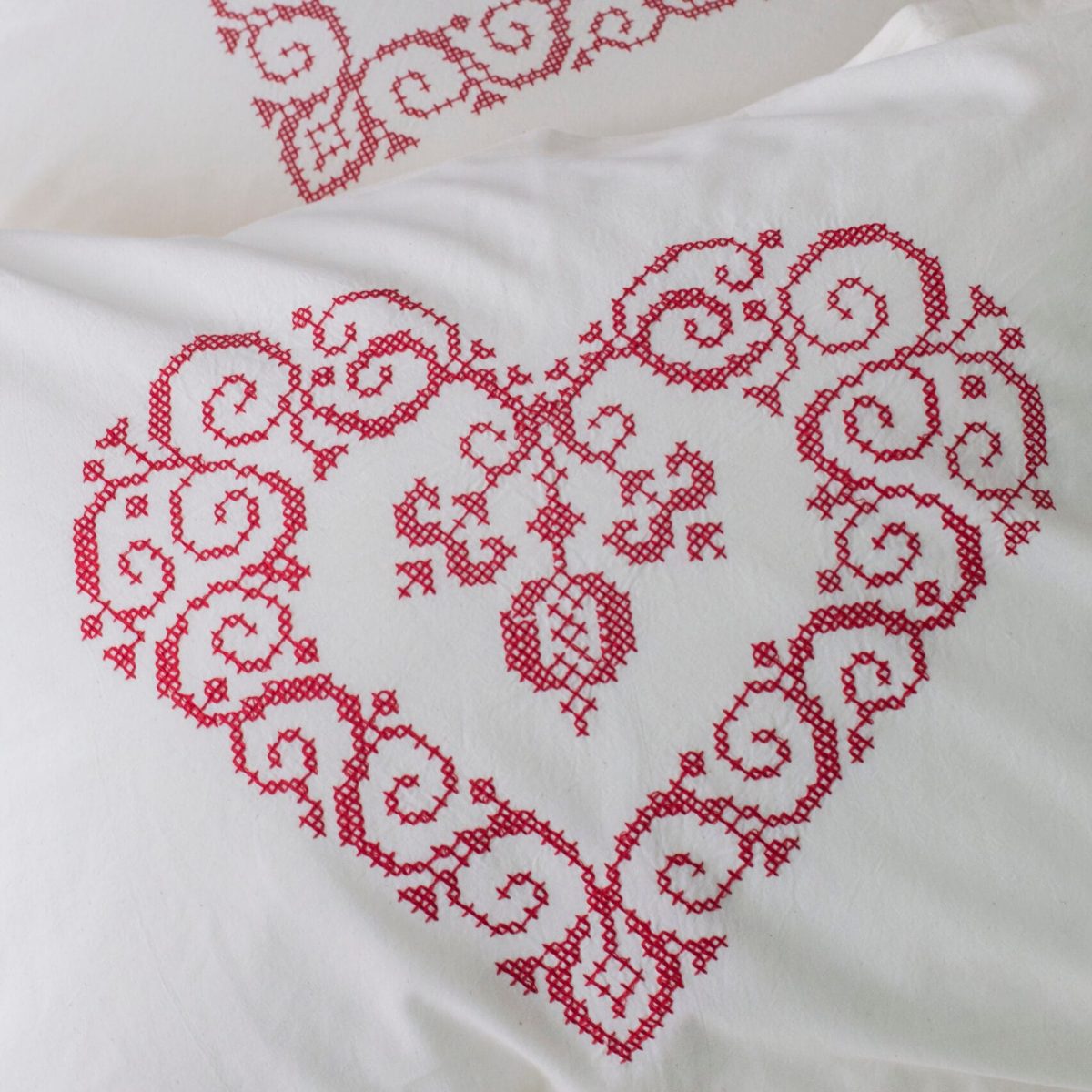 Lenjerie de pat albă premium, bumbac percale – broderie Inimă
