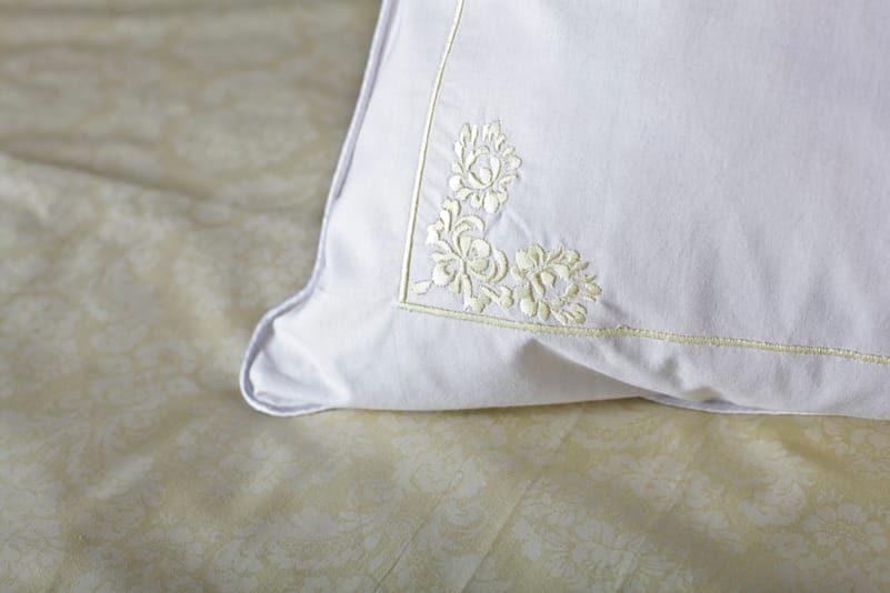 Lenjerie de pat albă premium, bumbac percale – broderie Golden