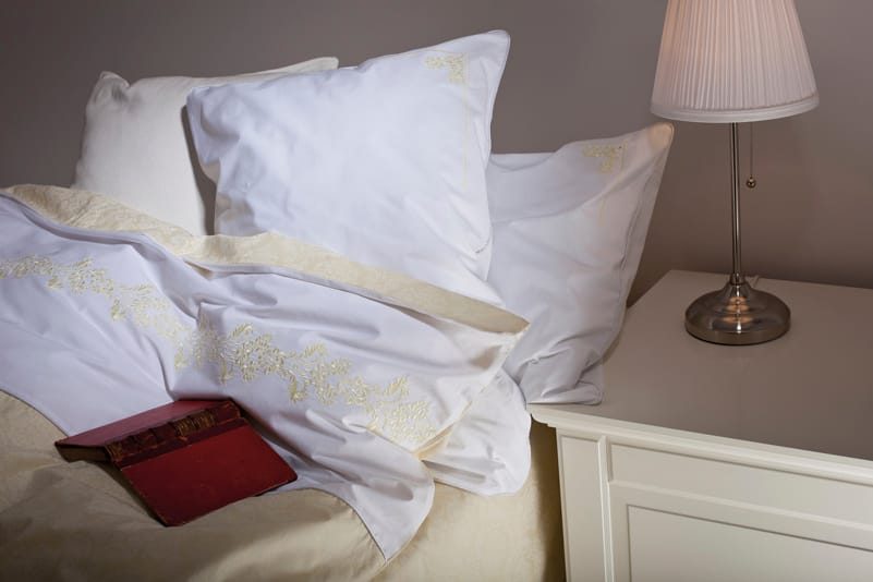 Lenjerie alba bumbac percale de lux cu broderie golden