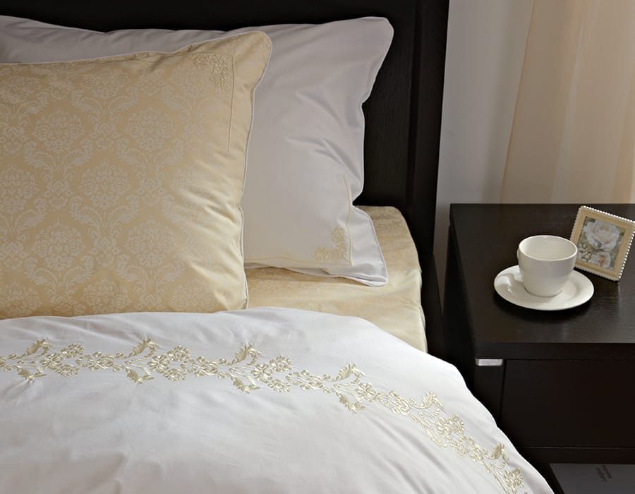 Lenjerie de pat albă premium, bumbac percale – broderie Golden