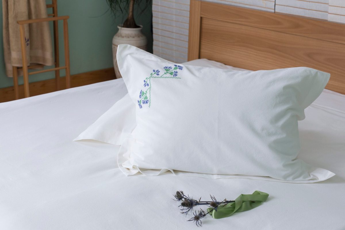 Lenjerie de pat albă premium, bumbac percale – broderie Cicoare