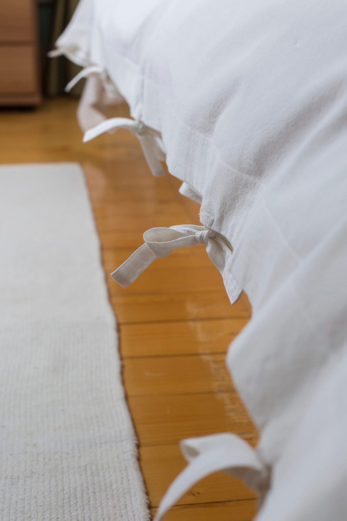 Lenjerie de pat albă premium, bumbac percale – broderie Cicoare