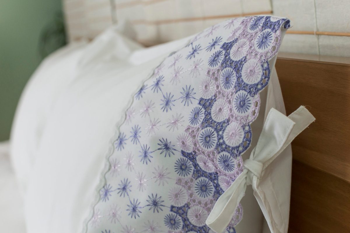 Lenjerie de pat albă premium, percale – dantelă mov