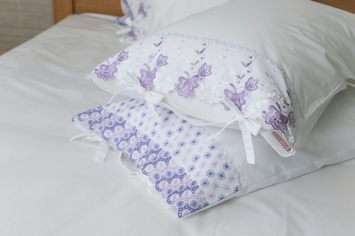 Lenjerie de pat albă premium, percale – dantelă mov