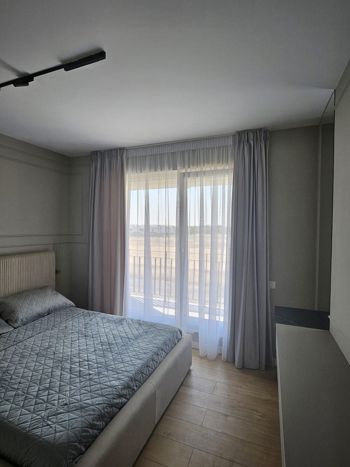 Draperie modernă într-un living