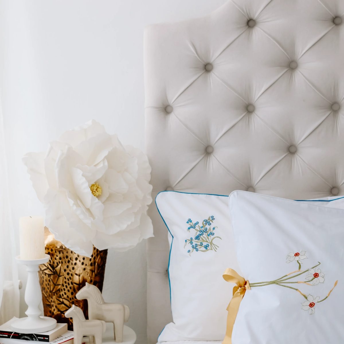 lenjerie de pat brodata design cu narcise