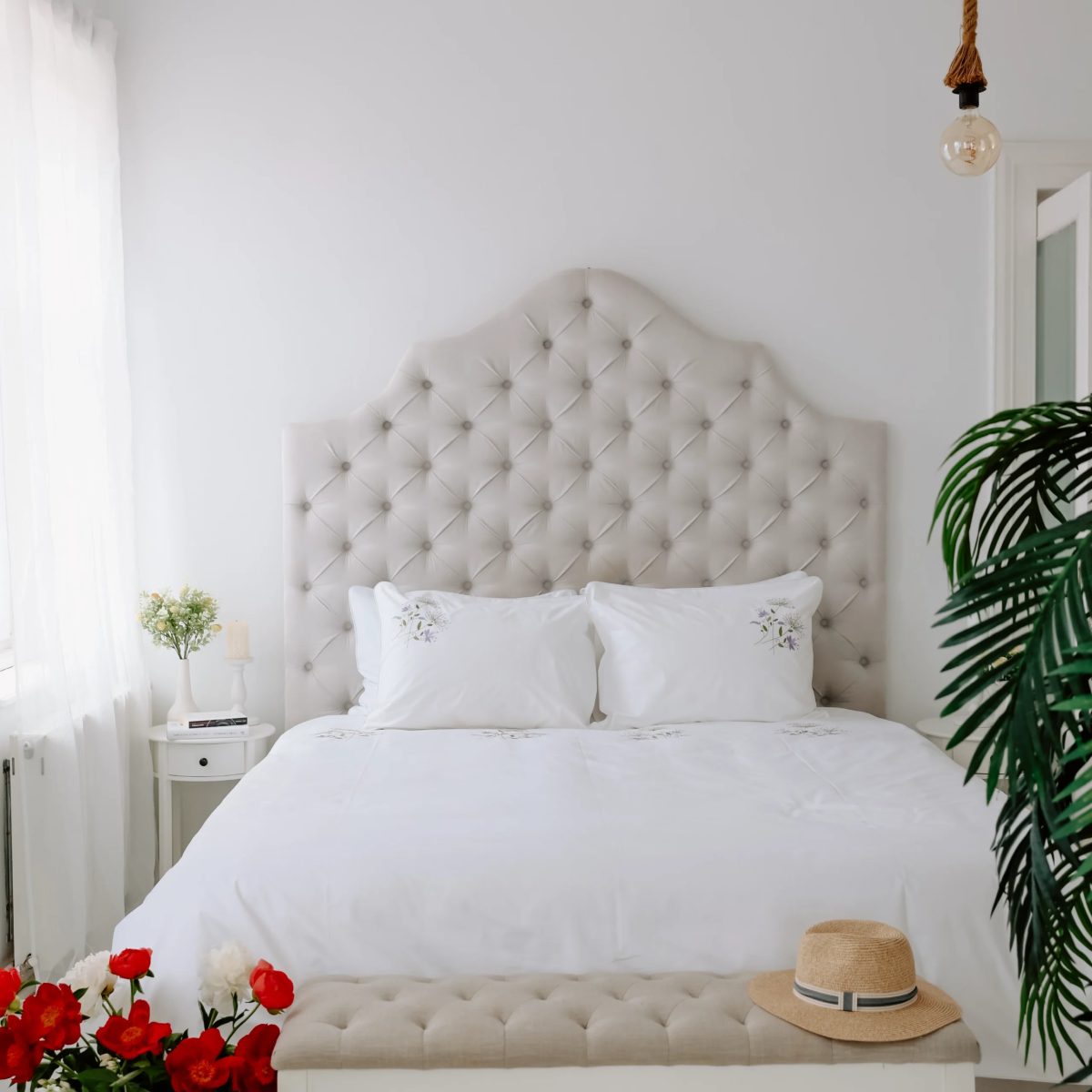lenjerie de pat din bumbac percale alba de lux cu o papadie stilizata brodata