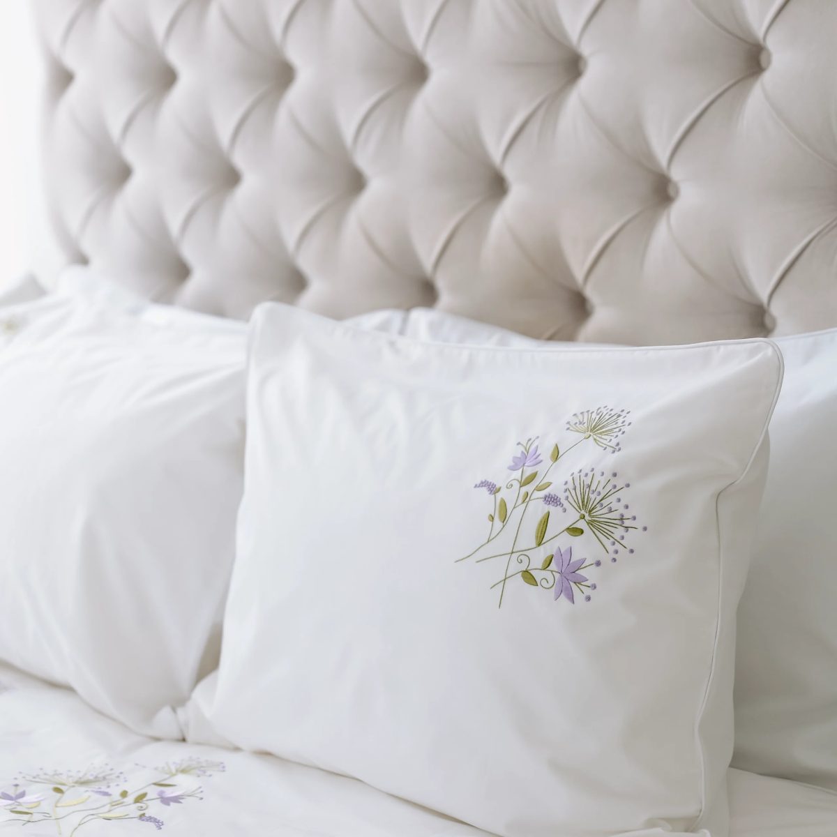 Lenjerie de pat albă premium, bumbac percale – broderie Păpădie
