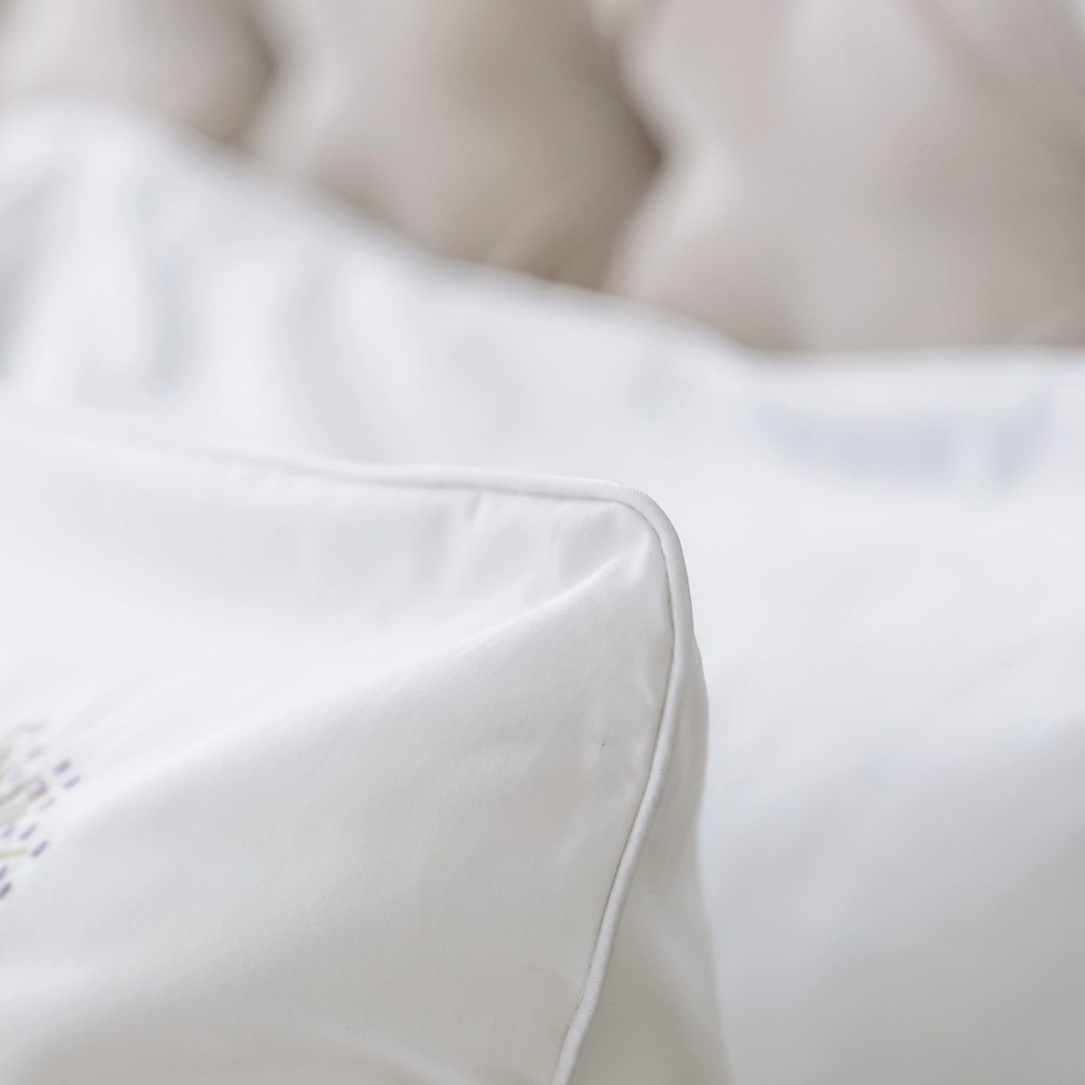 lenjerie de pat din bumbac percale alba de lux cu o papadie stilizata brodata