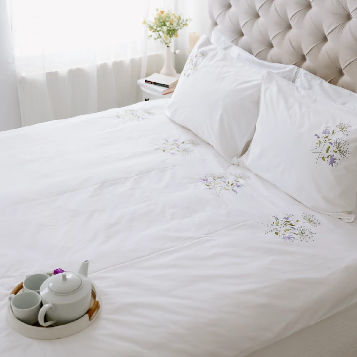 lenjerie de pat din bumbac percale alba de lux cu o papadie stilizata brodata