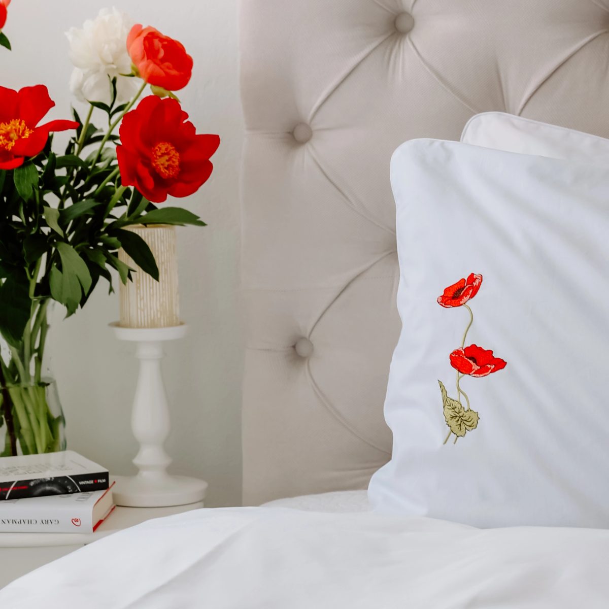 Lenjerie de pat albă premium, bumbac percale – broderie Maci