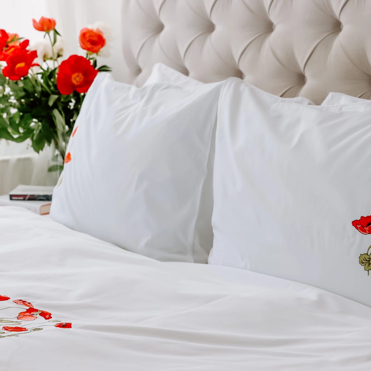 lenjerie alba de lux din bumbac percale brodata cu maci intr-un dormitor mic frumos