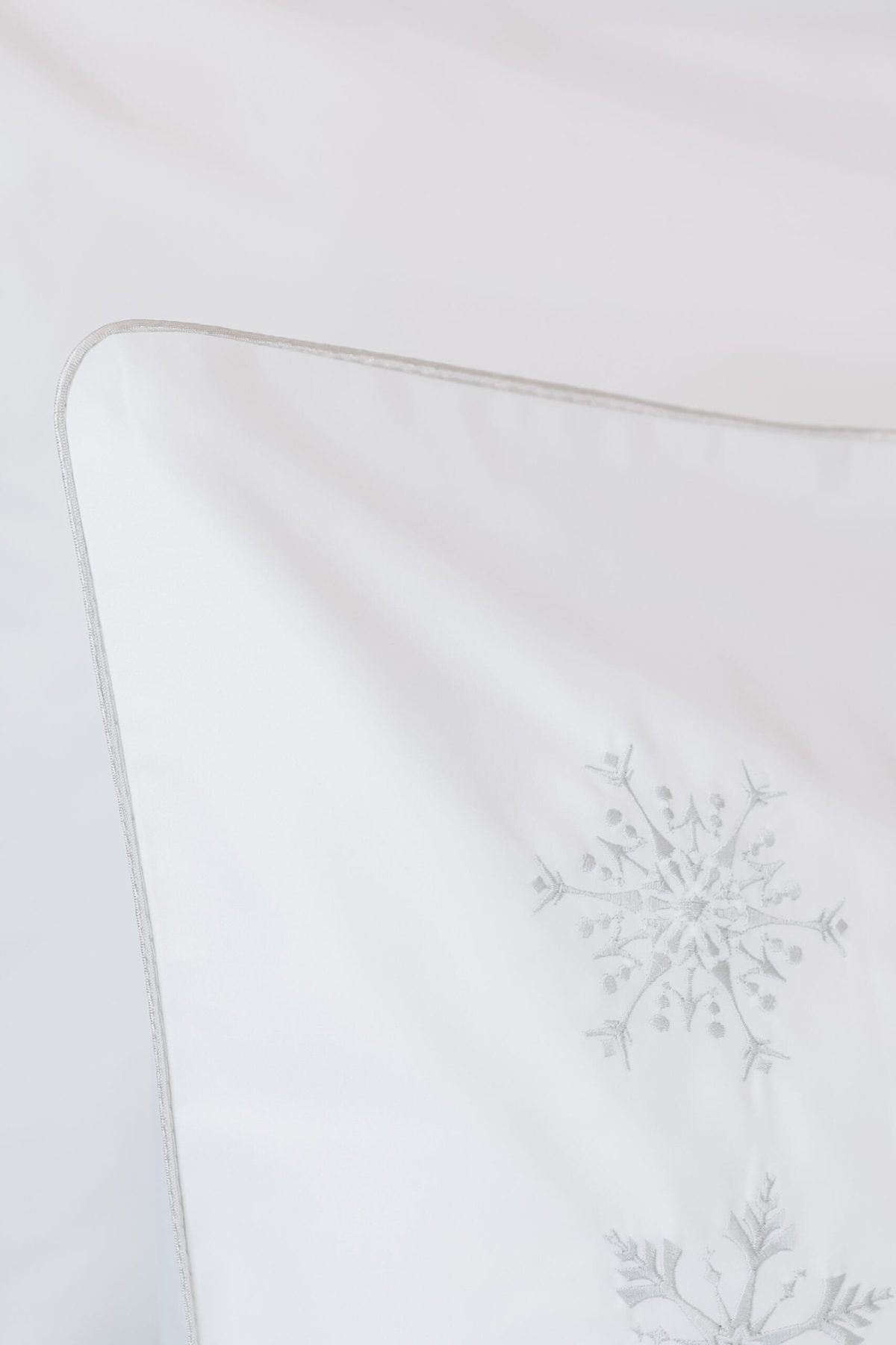 Set 2 fețe de pernă – broderie Fulgi argintii