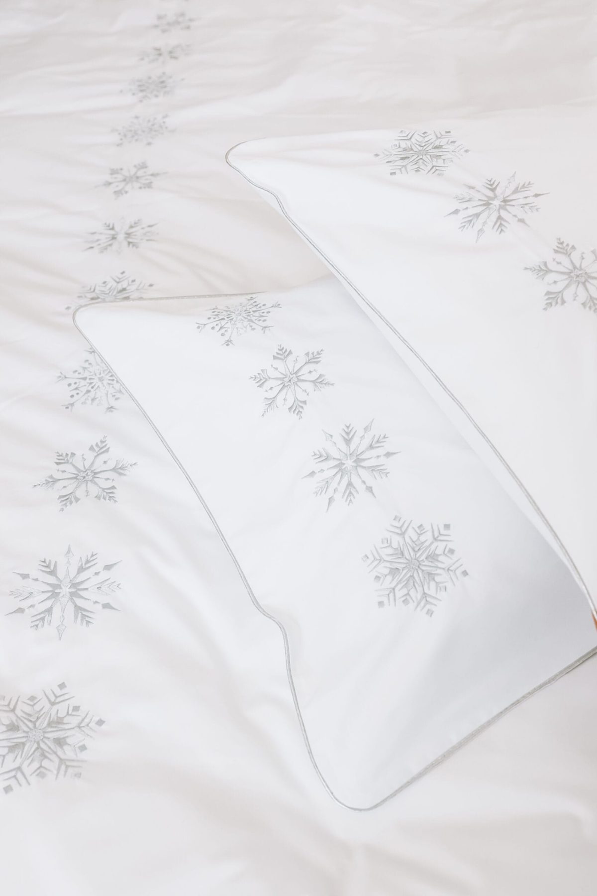 Set 2 fețe de pernă – broderie Fulgi argintii