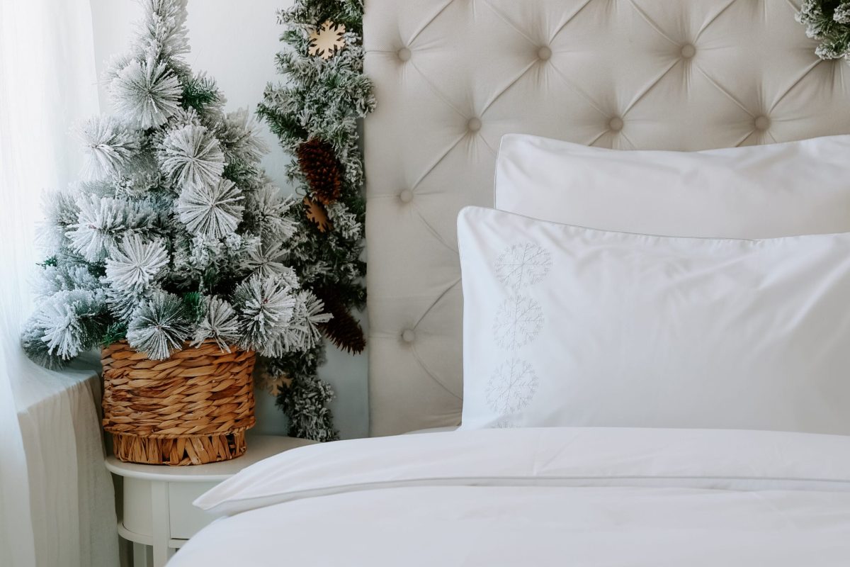 Lenjerie de pat albă premium, bumbac percale – broderie Arabesque argintiu