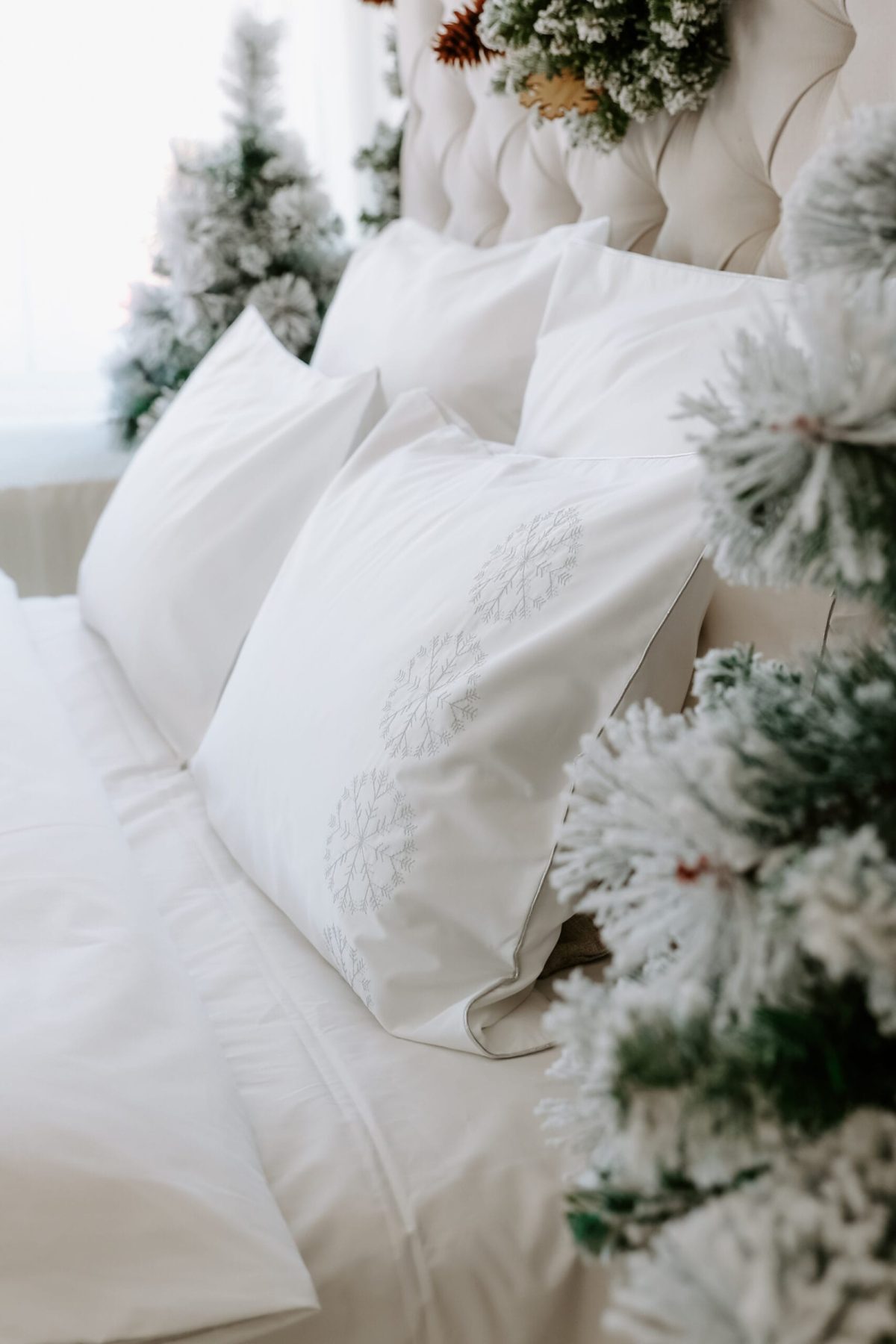 Lenjerie de pat albă premium, bumbac percale – broderie Arabesque argintiu