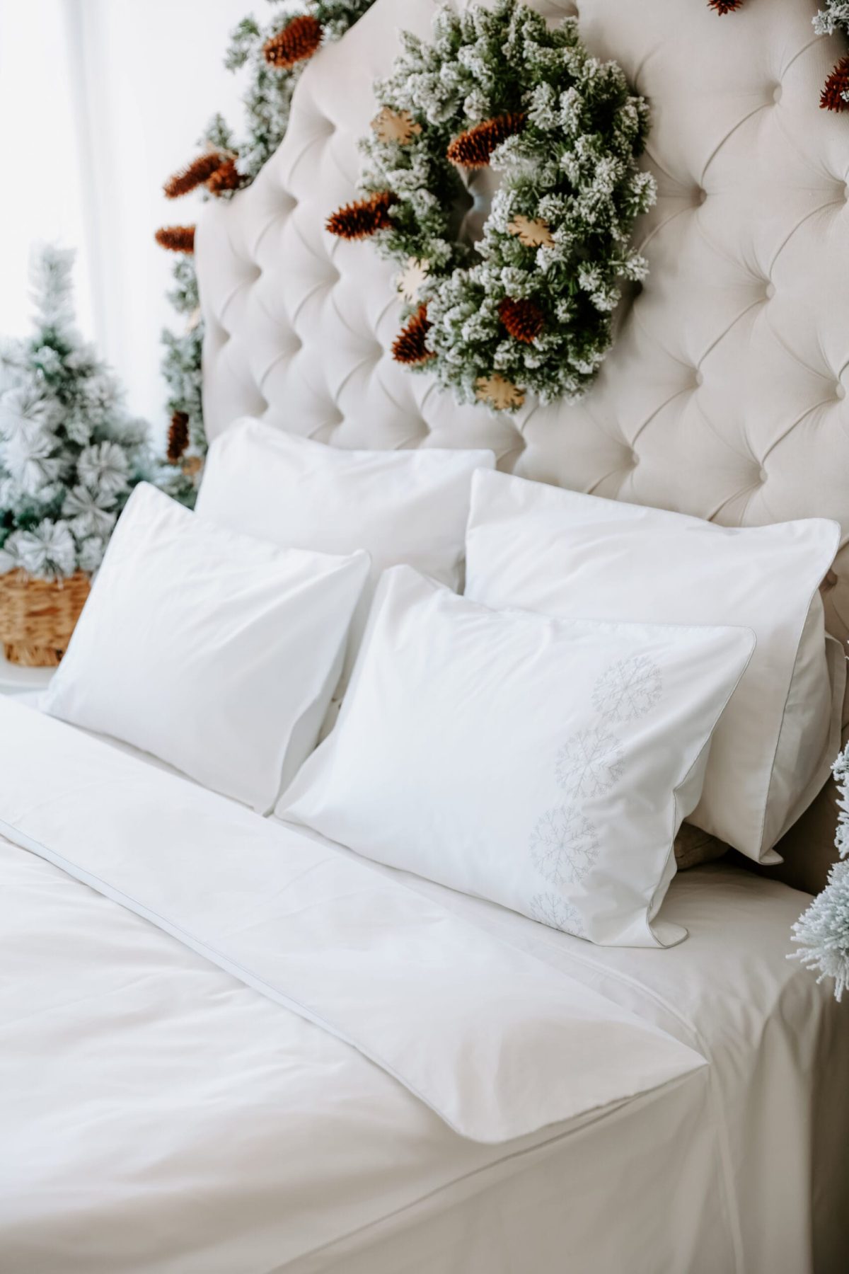 Lenjerie de pat albă premium, bumbac percale – broderie Arabesque argintiu