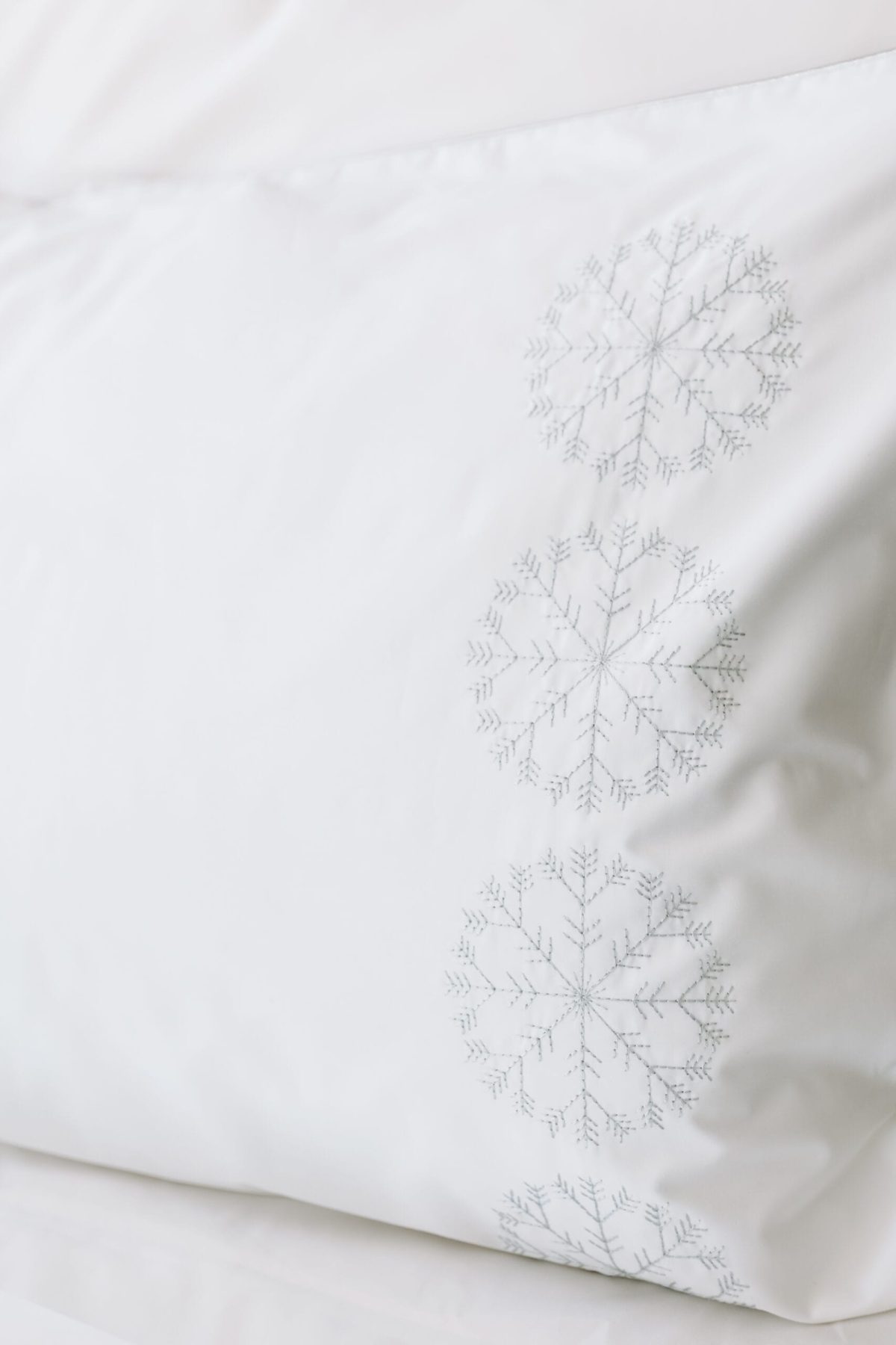 Set 2 fețe de pernă – broderie Fulg de nea