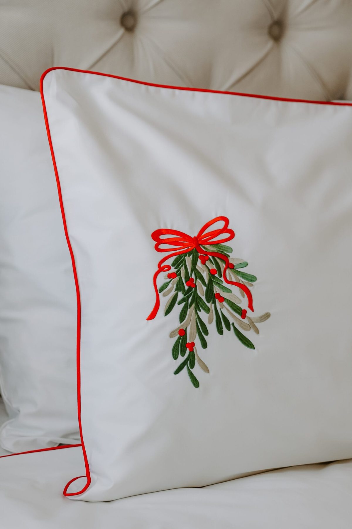 Lenjerie de pat albă premium, bumbac percale – broderie Crenguță de vâsc