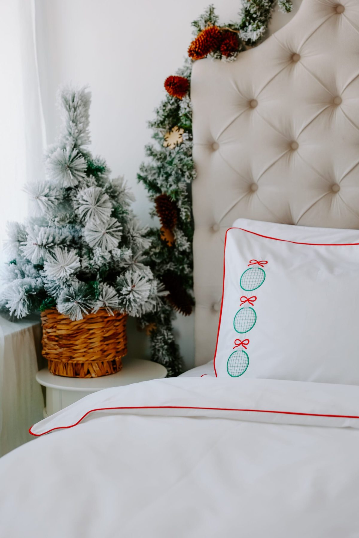 Set 2 fețe de pernă – broderie Con și brăduț