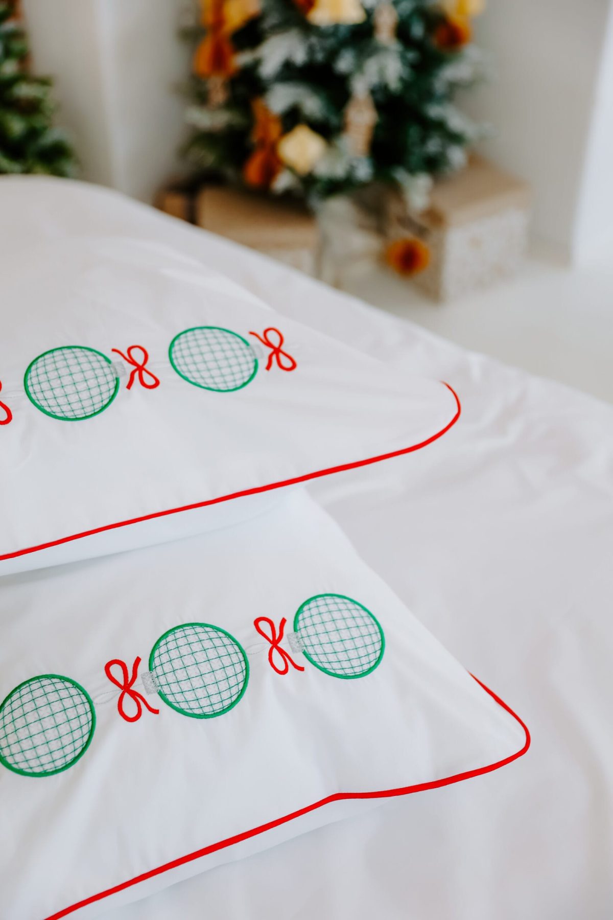 Set 2 fețe de pernă – broderie Con și brăduț