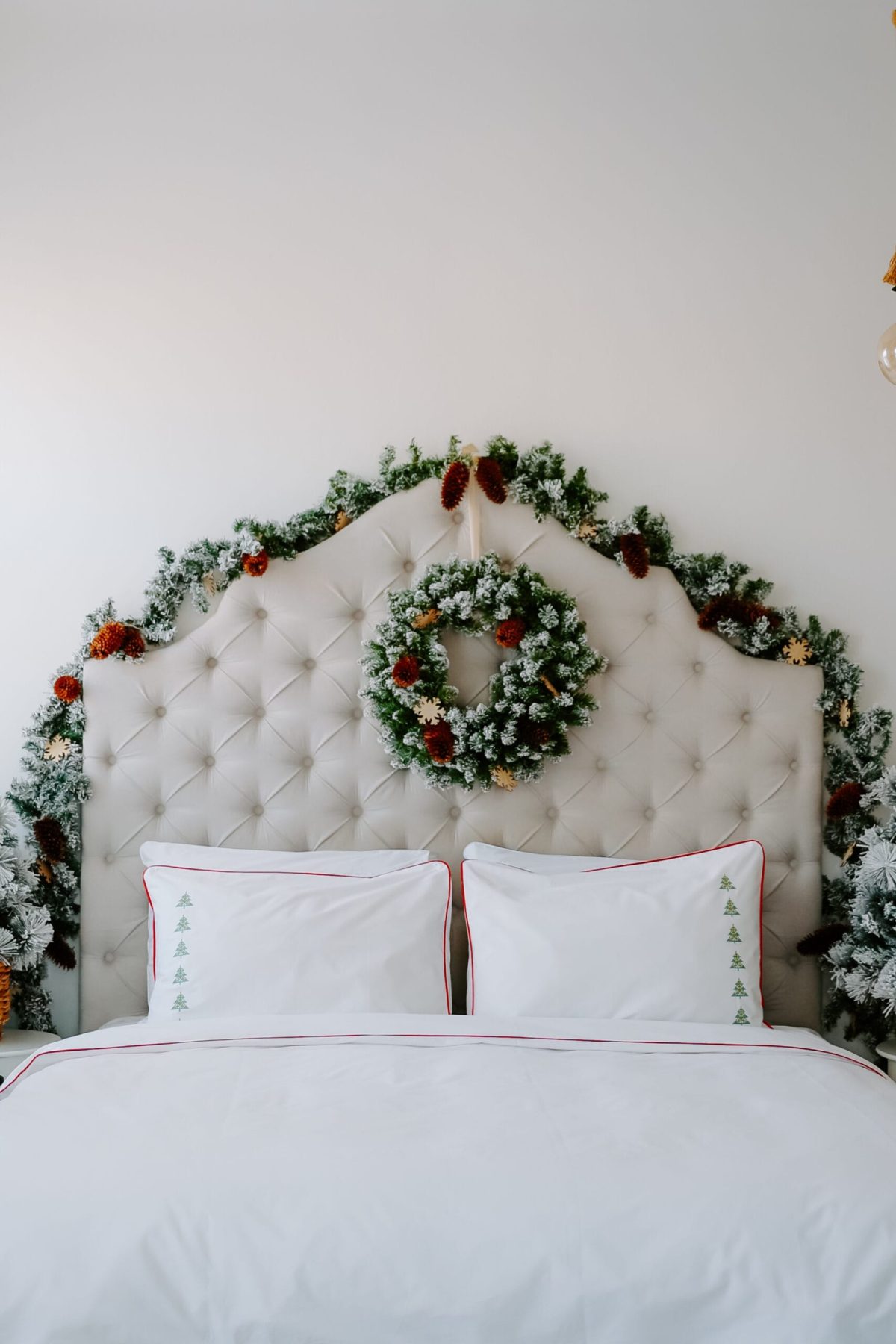 Lenjerie de pat albă premium, bumbac percale – broderie Brăduți