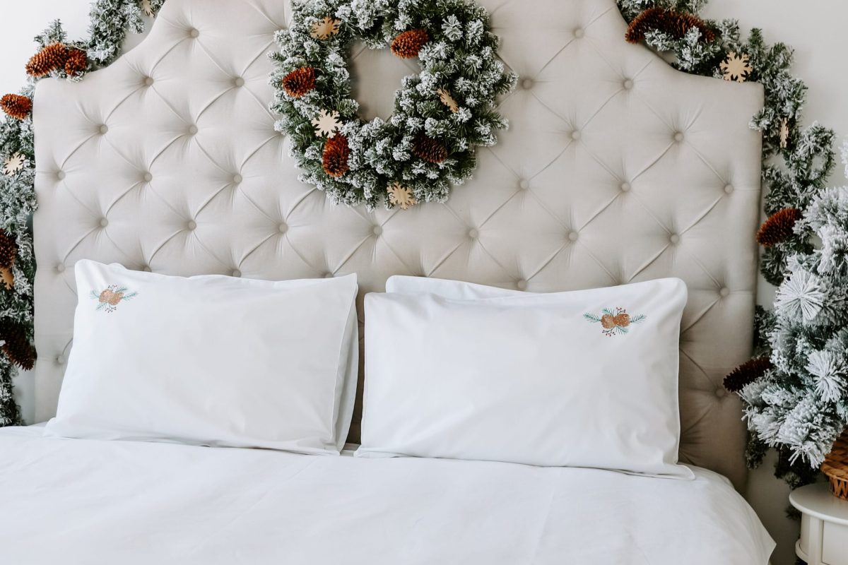 Lenjerie de pat albă premium, bumbac percale – broderie Con de brad
