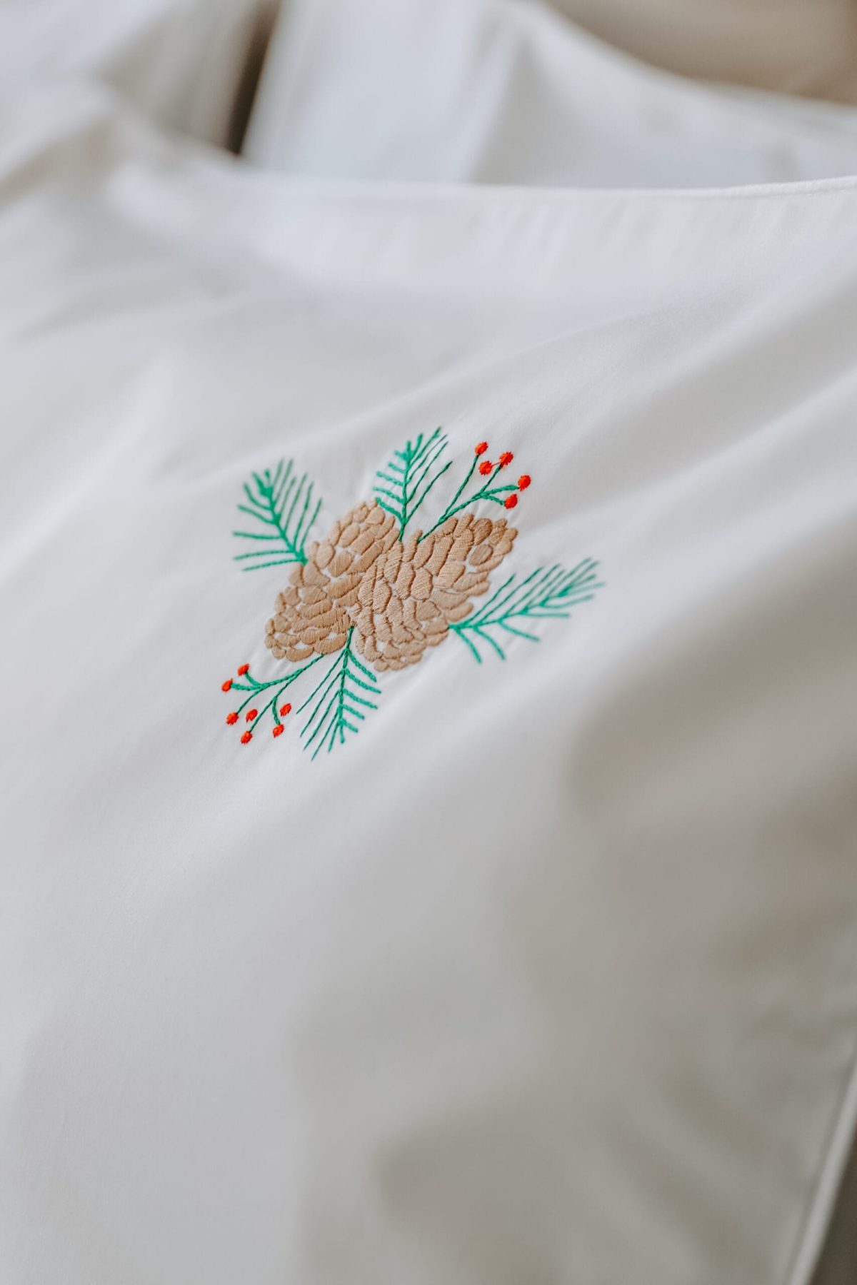 Lenjerie de pat albă premium, bumbac percale – broderie Con de brad