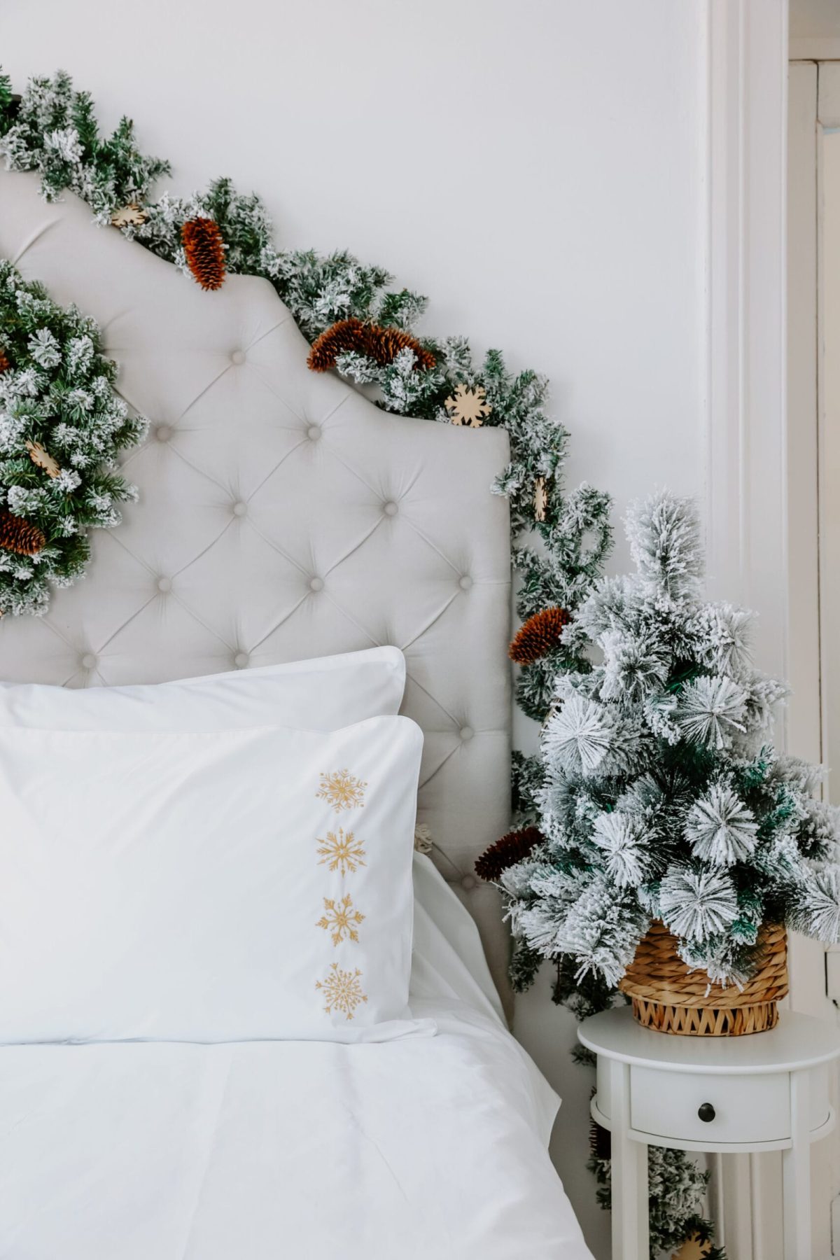 Lenjerie de pat albă premium, bumbac percale – broderie Fulgi aurii