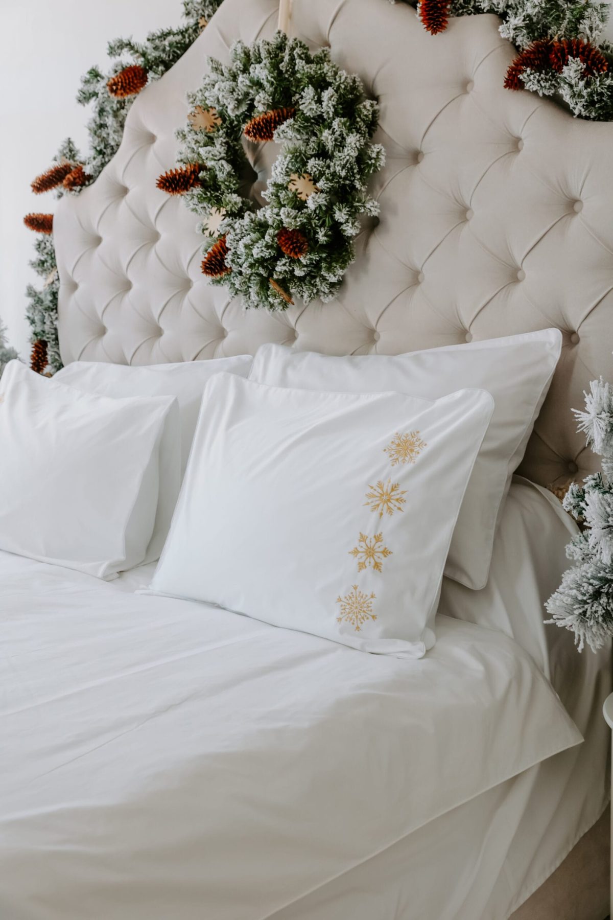 Lenjerie de pat albă premium, bumbac percale – broderie Fulgi aurii