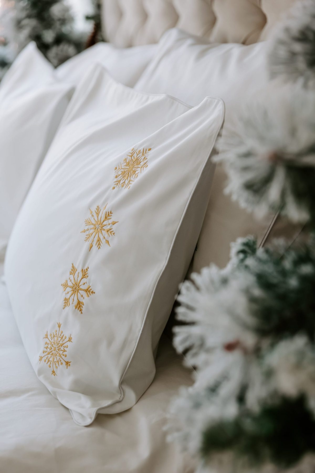 Set 2 fețe de pernă – broderie Fulgi aurii
