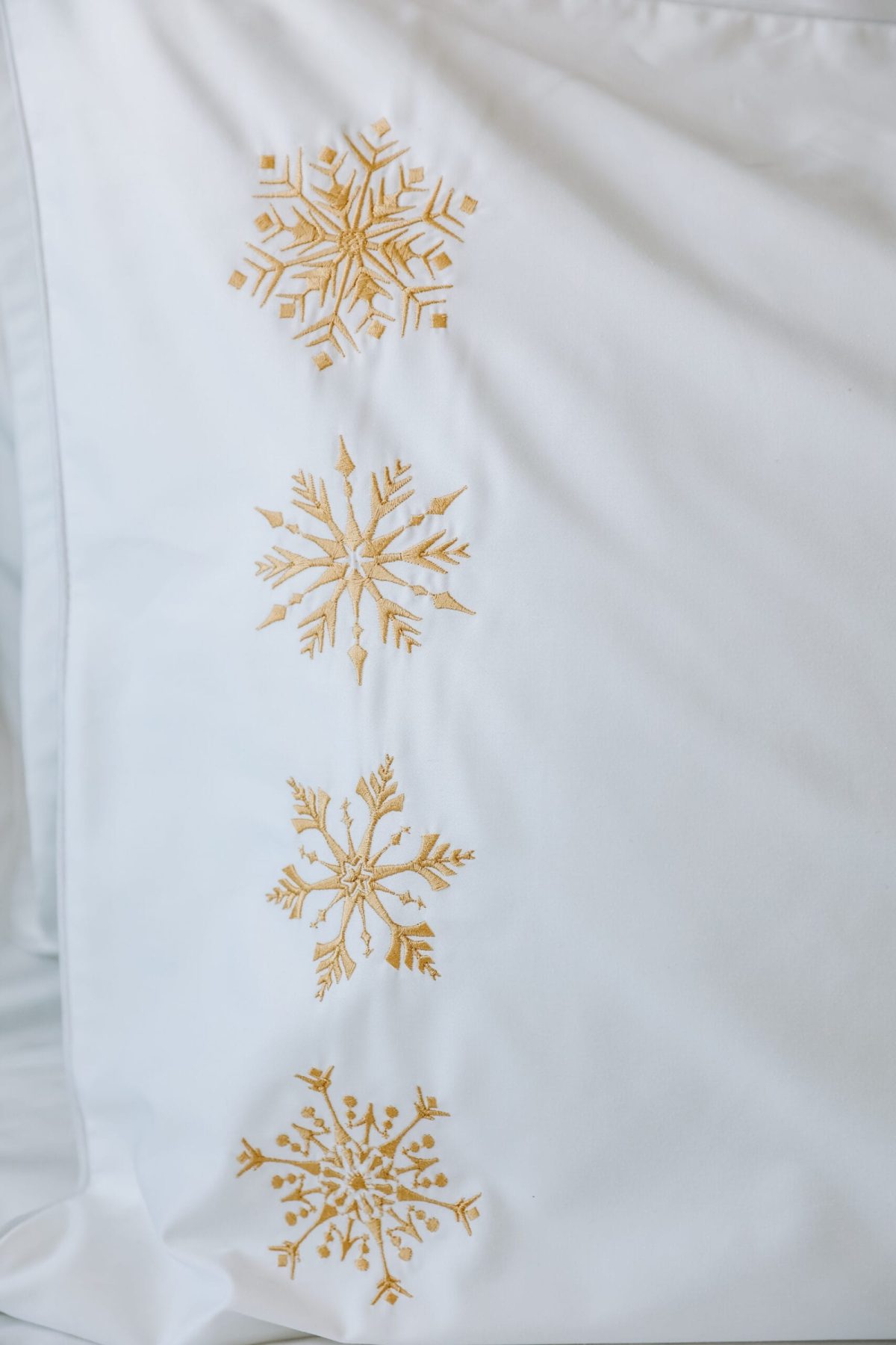 Set 2 fețe de pernă – broderie Fulgi aurii